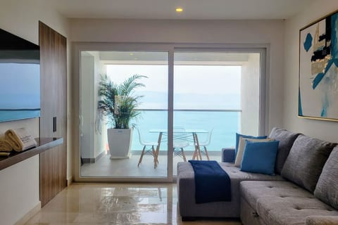 Beachfront Extra-large 1-bedroom by Moikka Rentals