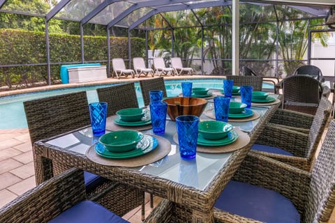 Enjoy seating for 8 around your lanai table
