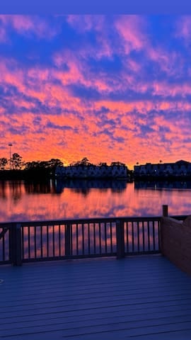 Sunset Serenity!•Waterfront•10Min ->KingSt & Beach