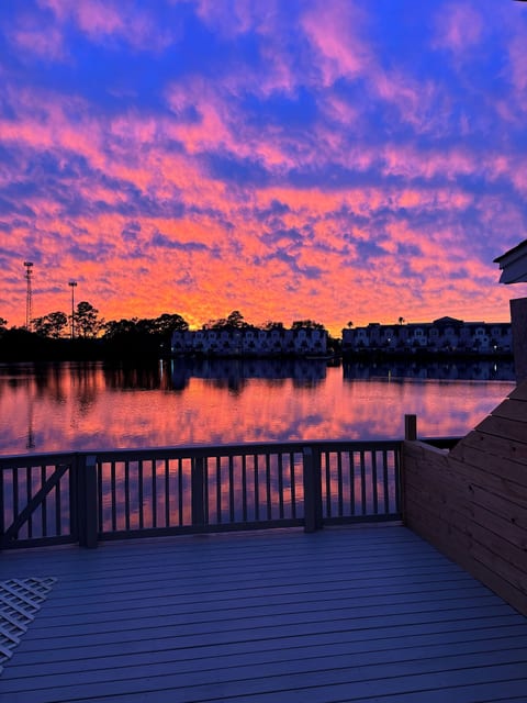 Sunset Serenity!•Waterfront•10Min ->KingSt & Beach