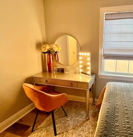 5 Minutes from Ferry and French Quarter