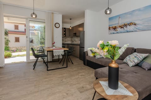 Apartment Mutak - Unit 377310-13