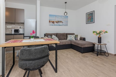 Apartment Mutak - Unit 377310-13