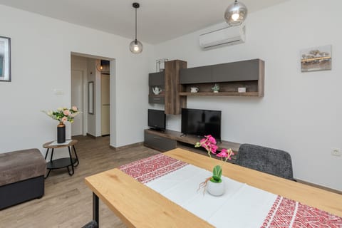 Apartment Mutak - Unit 377310-13