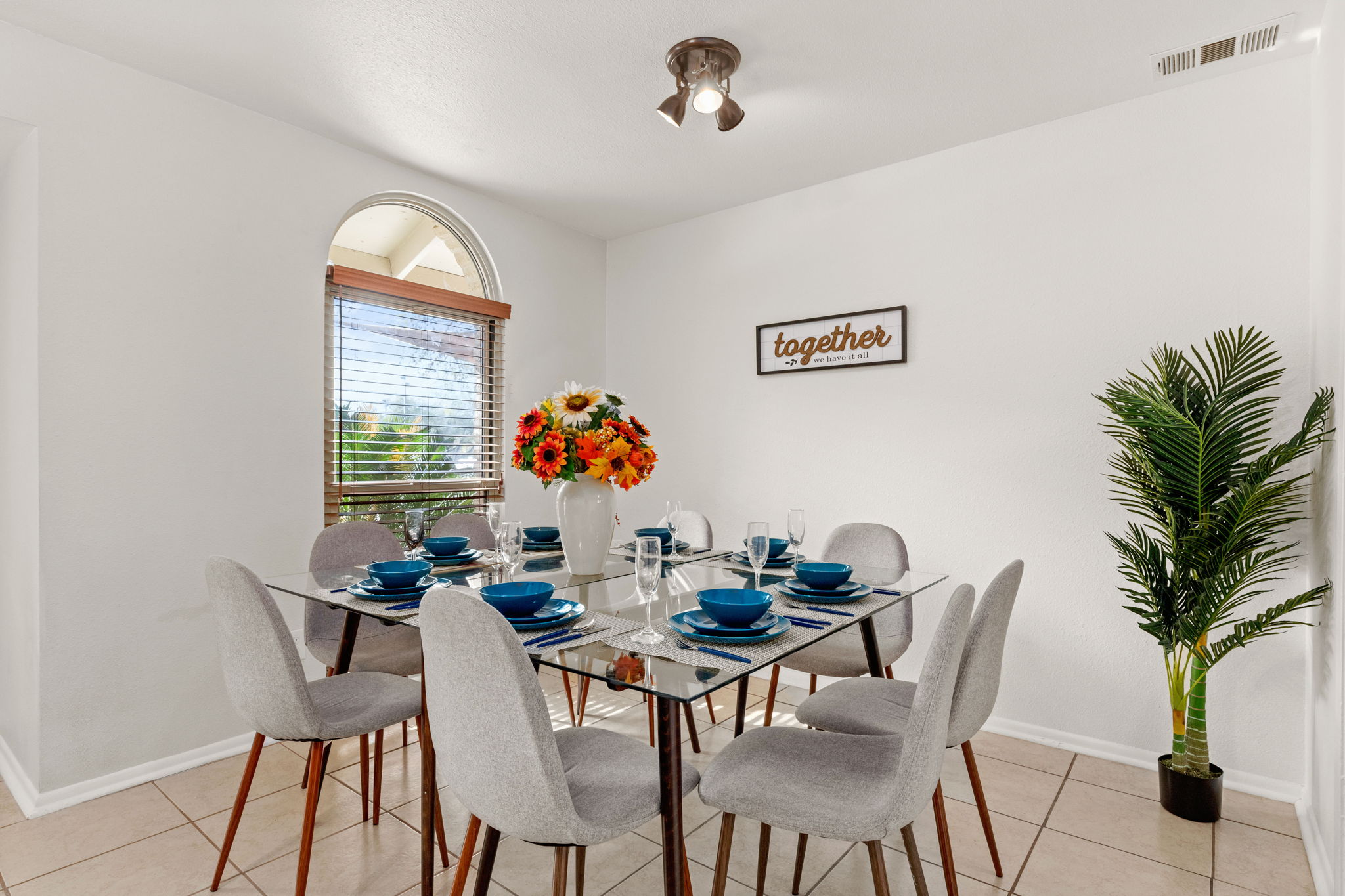 Designed for comfort, this dining area is perfect for long, leisurely meals. 🍷🍽️