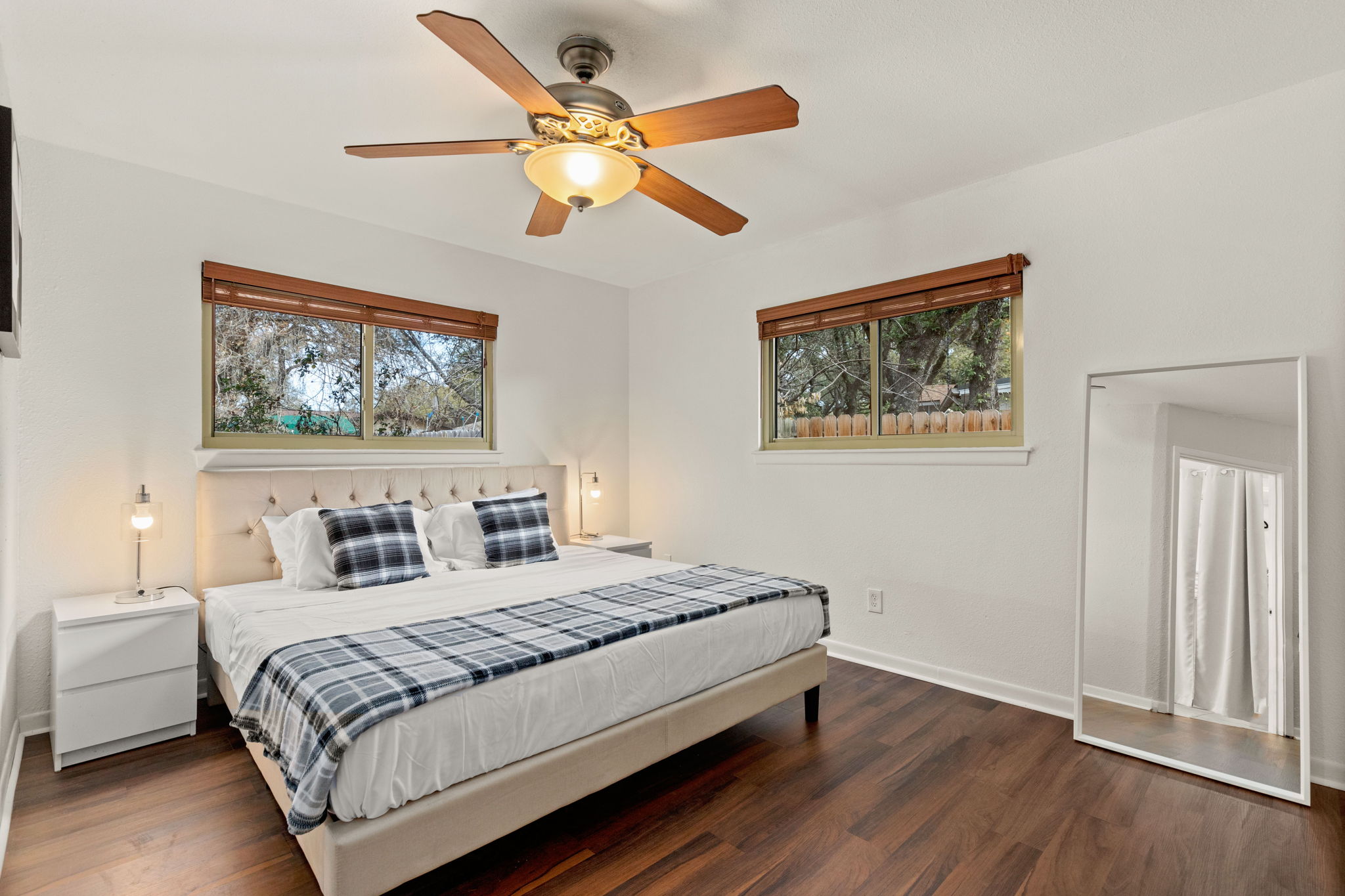 Minimalist and cozy, this bedroom is your personal haven. ✨😴