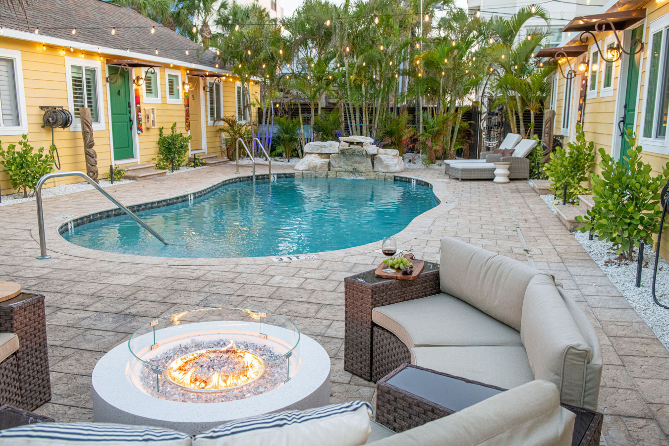 Steps to Beach, Heated Pool, 2 Queen Beds, 2BA - Madeira Beach