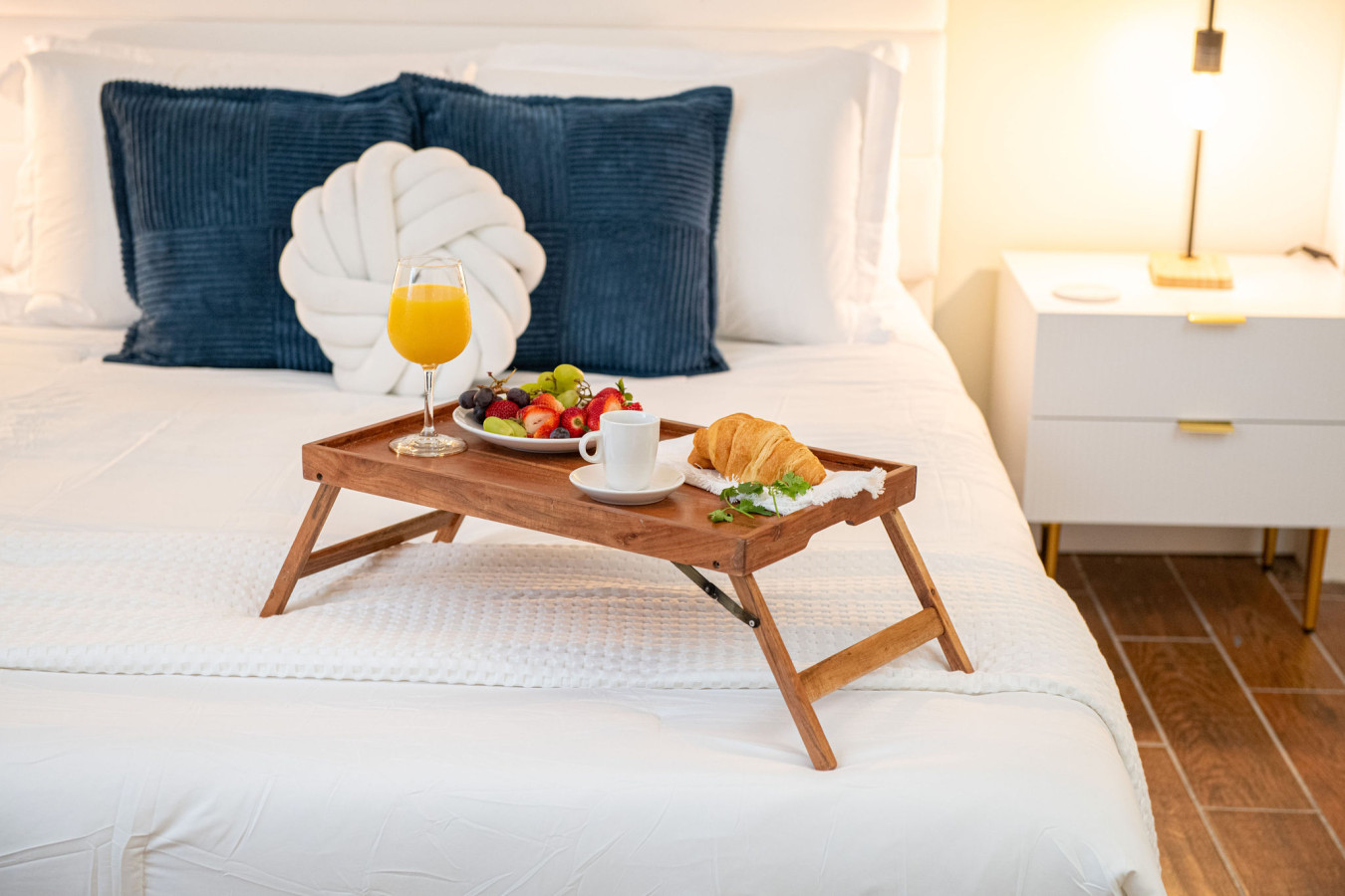 Steps to Beach, Heated Pool, 2 Queen Beds, 2BA - Madeira Beach