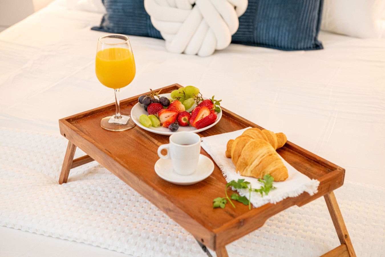 Steps to Beach, Heated Pool, 2 Queen Beds, 2BA - Madeira Beach