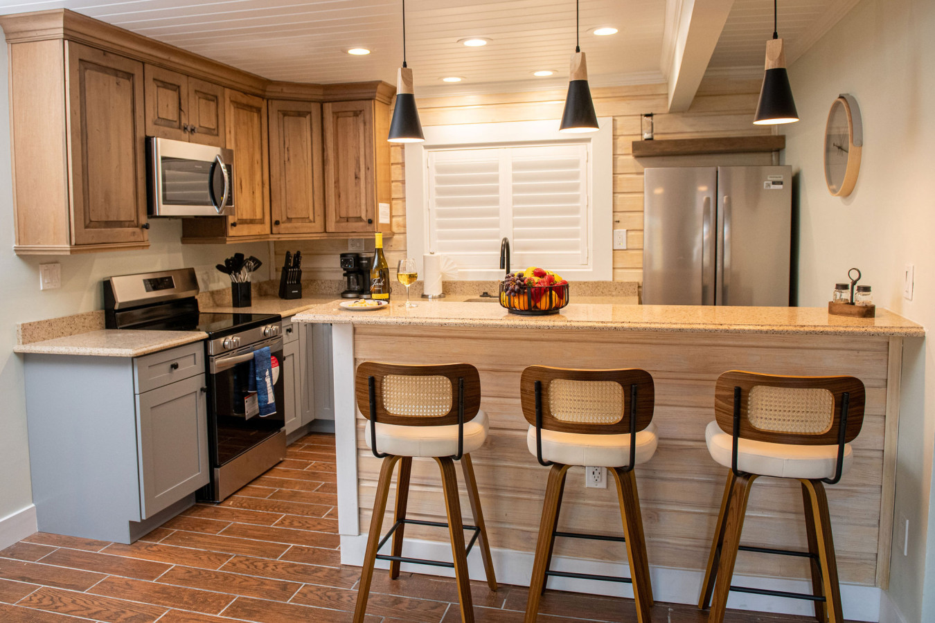 Steps to Beach, Heated Pool, 2 Queen Beds, 2BA - Madeira Beach