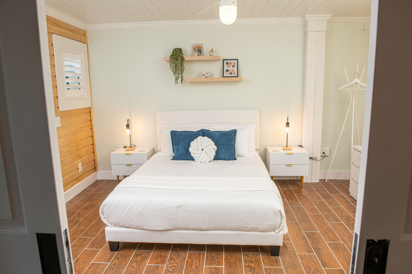 Steps to Beach, Heated Pool, 2 Queen Beds, 2BA - Madeira Beach