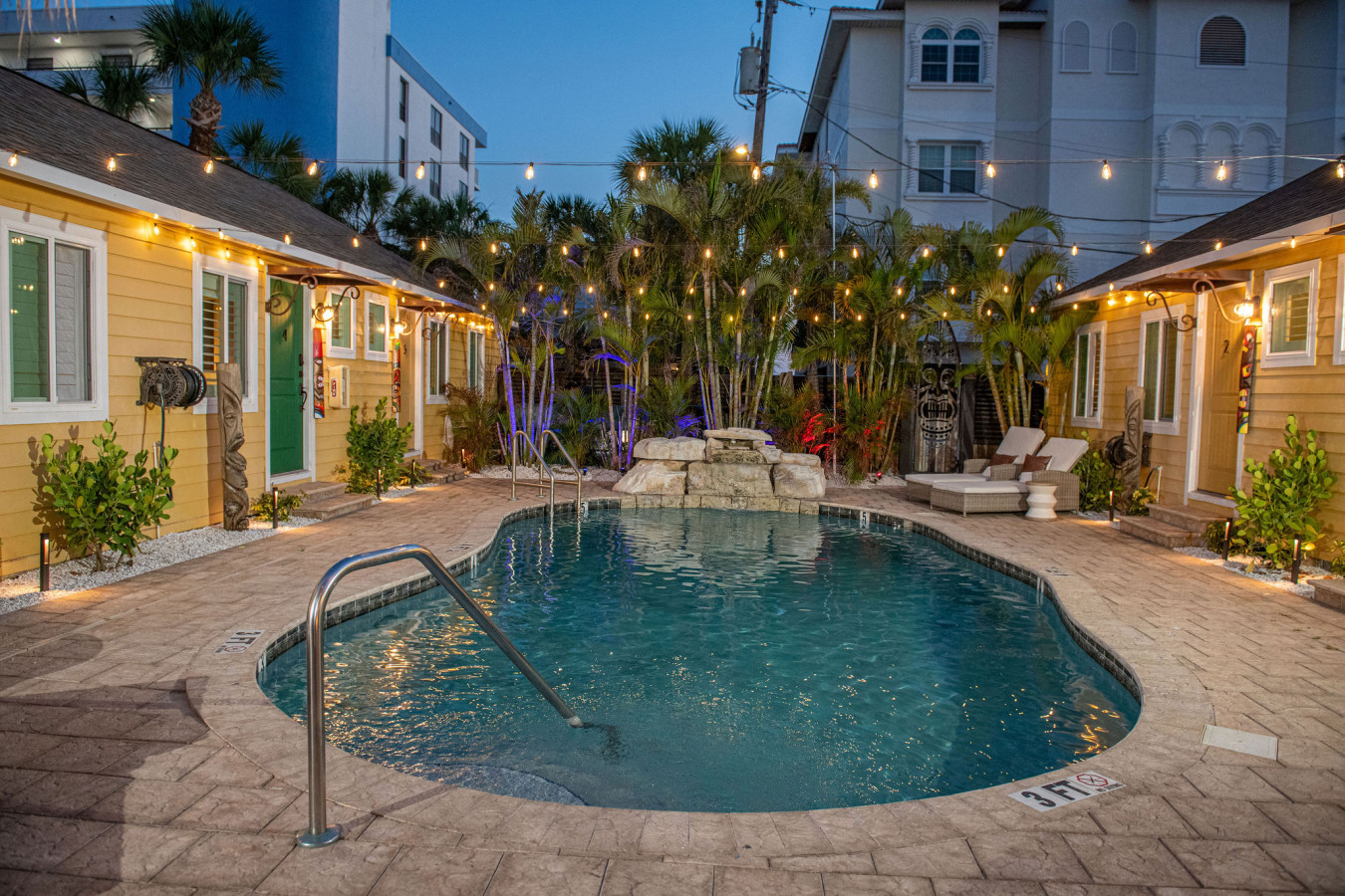 Steps to Beach, Heated Pool, 2 Queen Beds, 2BA - Madeira Beach