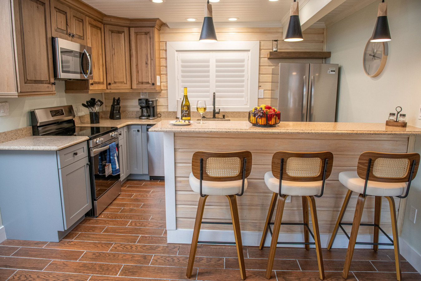 Steps to Beach, Heated Pool, 2 Queen Beds, 2BA - Madeira Beach