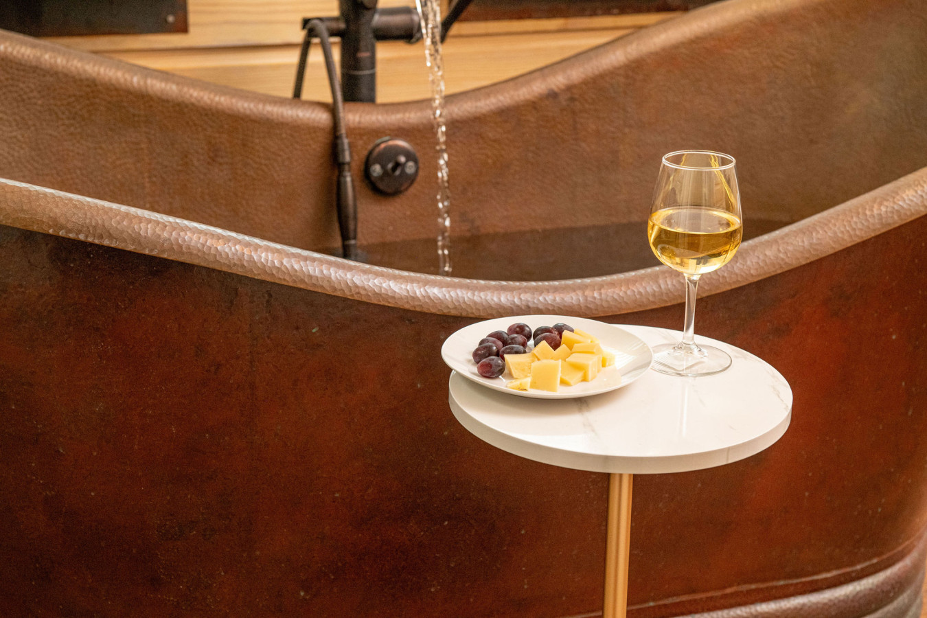 Steps to Beach, Heated Pool, 2 Queen Beds, 2BA - Madeira Beach