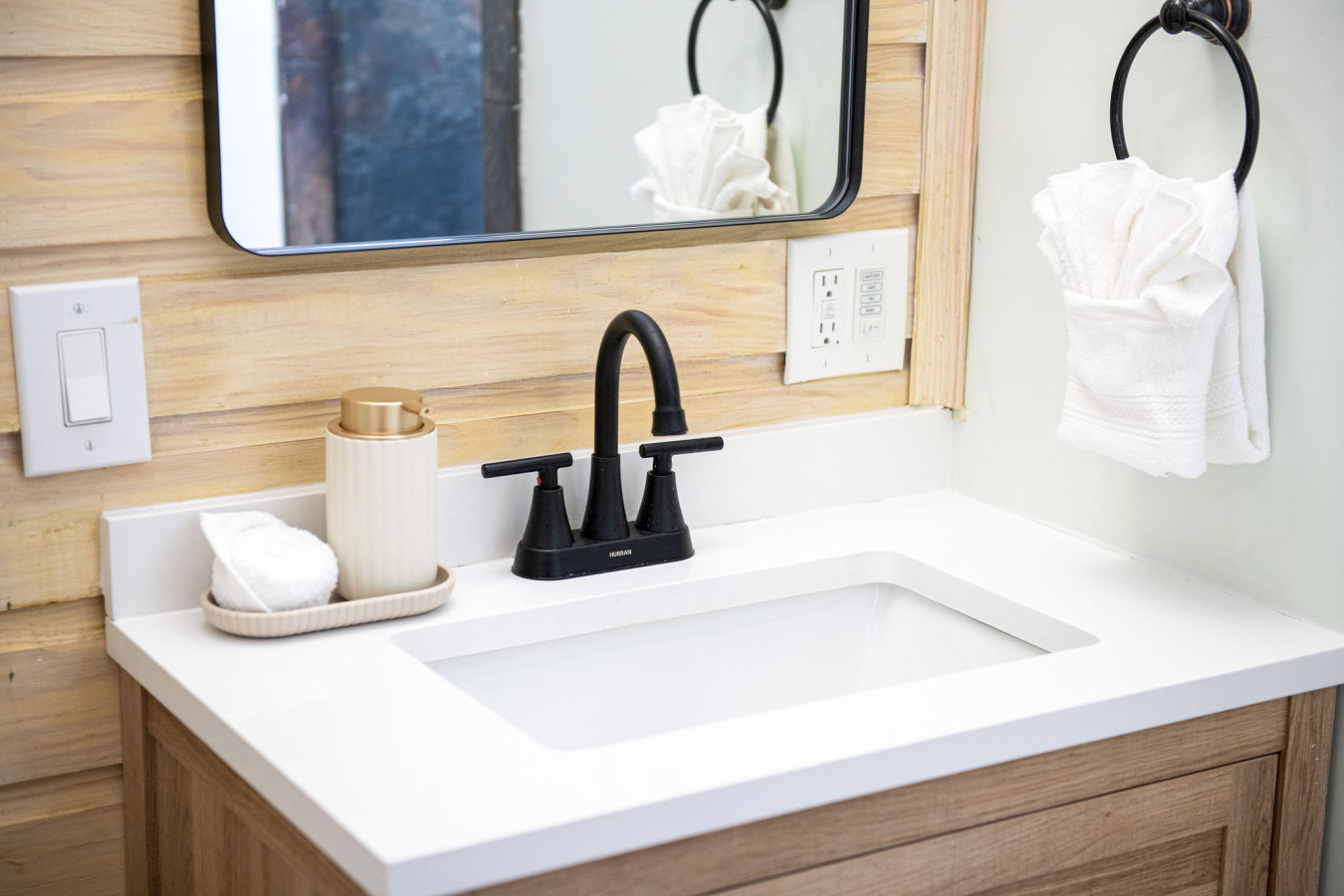 Steps to Beach, Heated Pool, 2 Queen Beds, 2BA - Madeira Beach