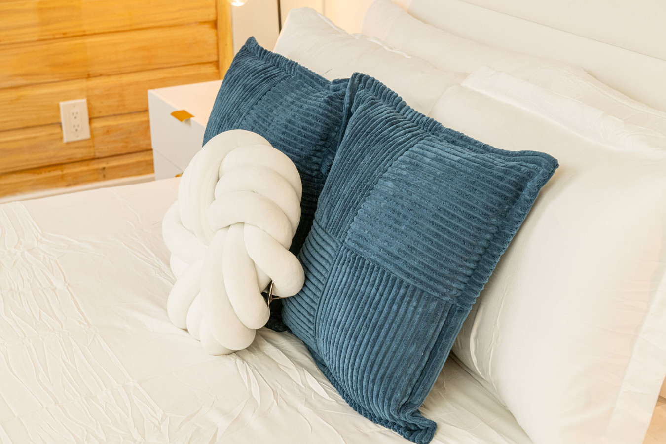 Steps to Beach, Heated Pool, 2 Queen Beds, 2BA - Madeira Beach