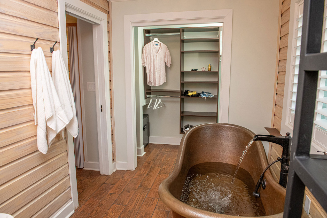 Steps to Beach, Heated Pool, 2 Queen Beds, 2BA - Madeira Beach