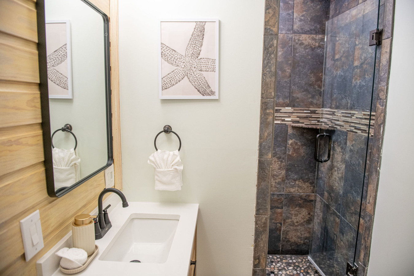 Steps to Beach, Heated Pool, 2 Queen Beds, 2BA - Madeira Beach