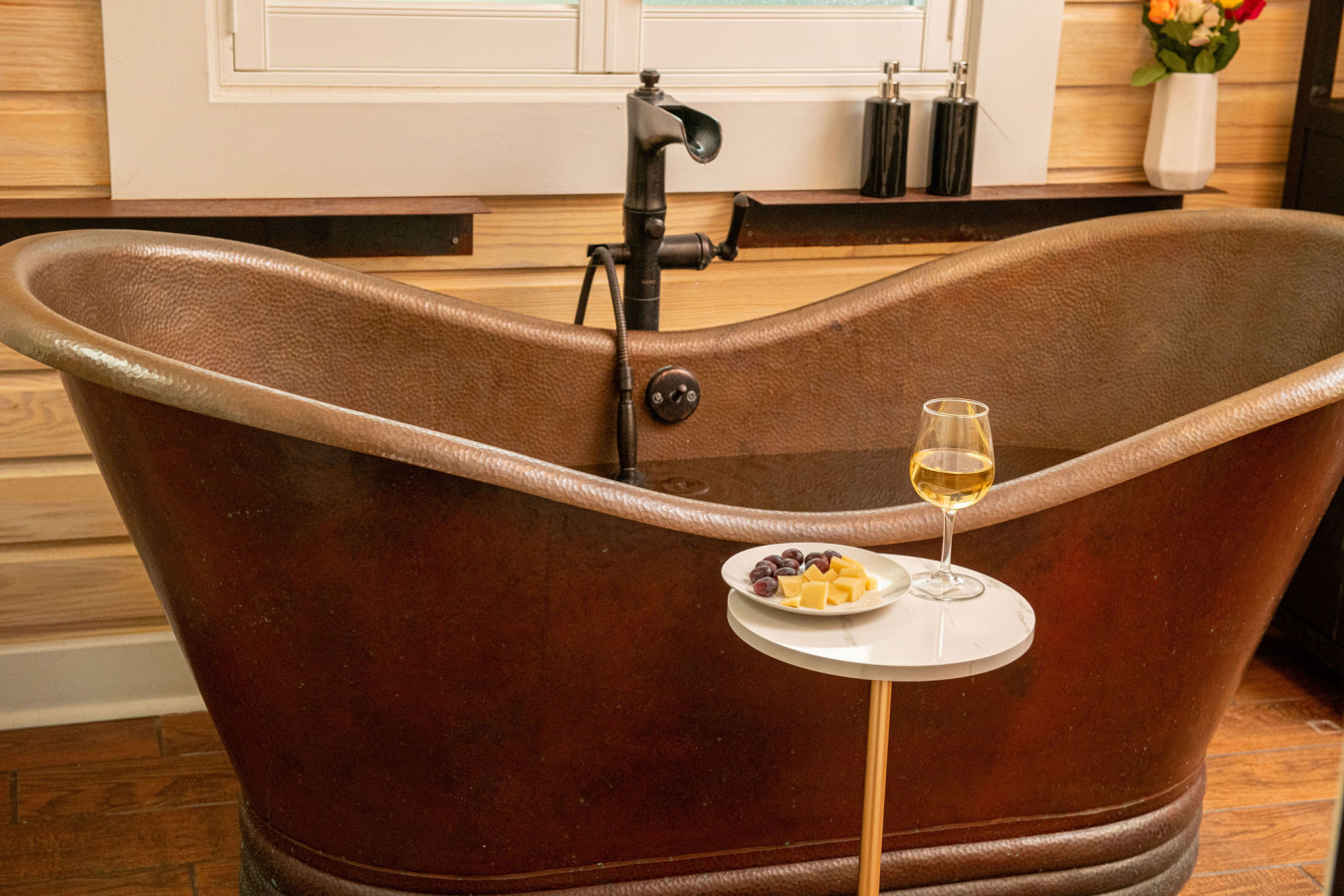 Steps to Beach, Heated Pool, 2 Queen Beds, 2BA - Madeira Beach