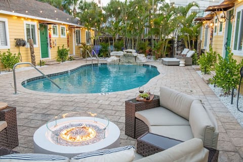 Steps to Beach, Heated Pool, 2 Queen Beds, 2BA