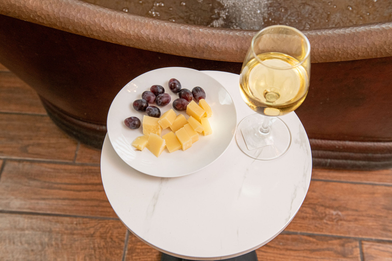 Steps to Beach, Heated Pool, 2 Queen Beds, 2BA - Madeira Beach