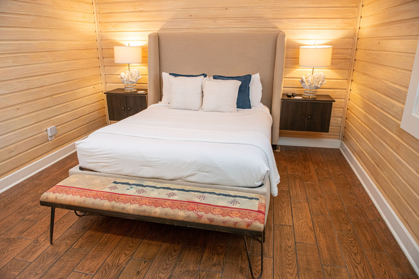 Steps to Beach, Heated Pool, 2 Queen Beds, 2BA - Madeira Beach