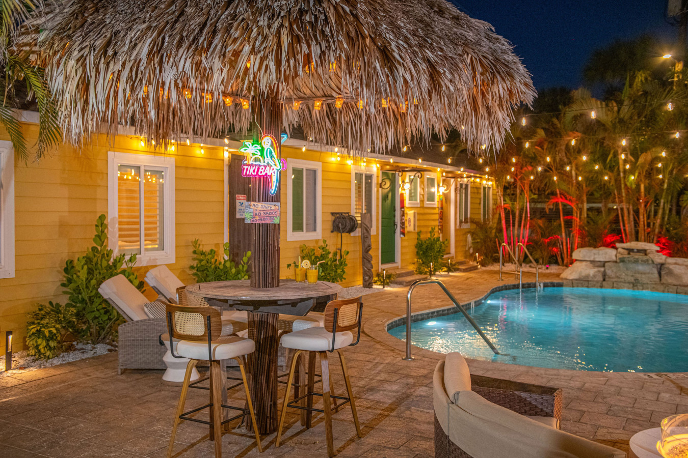 Steps to Beach, Heated Pool, 2 Queen Beds, 2BA - Madeira Beach