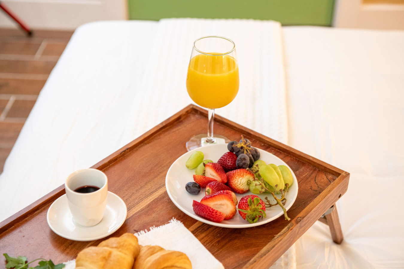 Steps to Beach, Heated Pool, 2 Queen Beds, 2BA - Madeira Beach