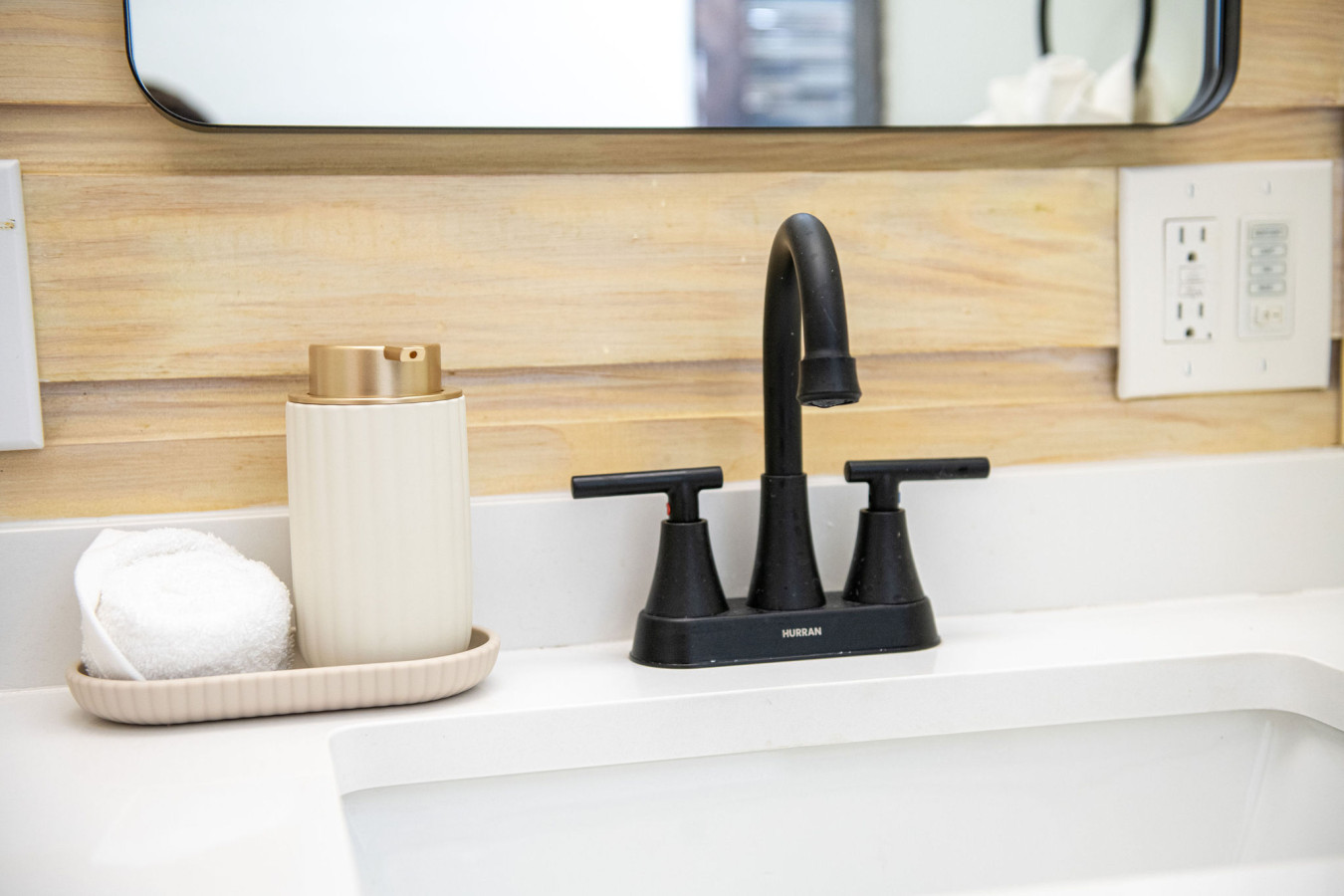 Steps to Beach, Heated Pool, 2 Queen Beds, 2BA - Madeira Beach