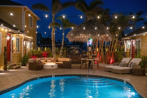 Steps to Beach, Heated Pool, 2 Queen Beds, 2BA