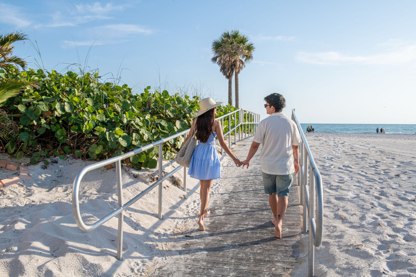 Steps to Beach, Heated Pool, 2 Queen Beds, 2BA - Madeira Beach