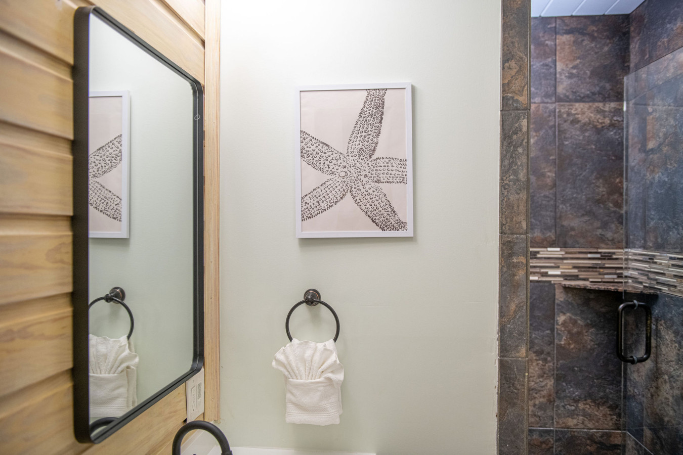 Steps to Beach, Heated Pool, 2 Queen Beds, 2BA - Madeira Beach