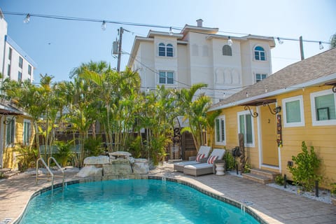 King Bed, Steps to Madeira Beach, Heated Pool, Private