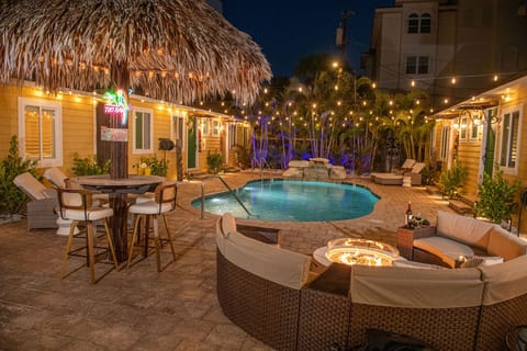King Bed, Steps to Madeira Beach, Heated Pool, Private