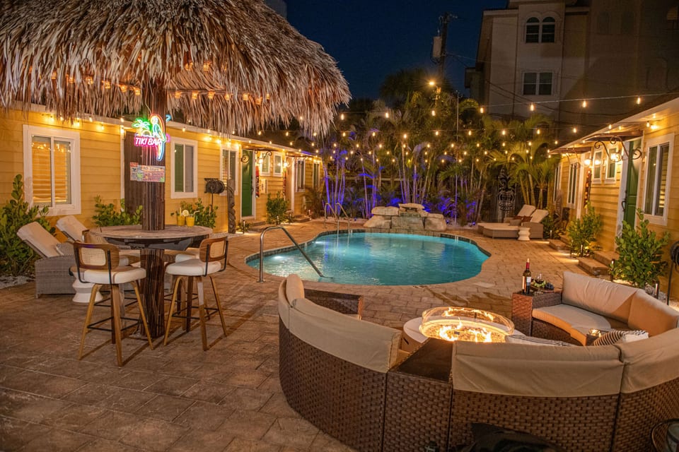 King Bed, Steps to Madeira Beach, Heated Pool, Private - Madeira Beach