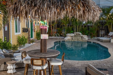 King Bed, Steps to Madeira Beach, Heated Pool, Private