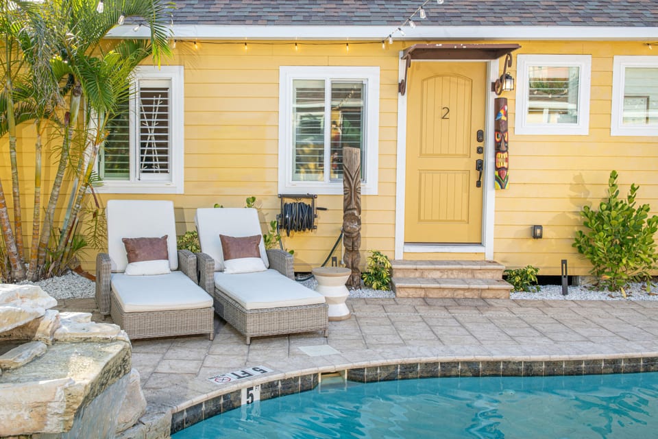 King Bed, Step to Madeira Beach, Heated Pool, Private - Madeira Beach