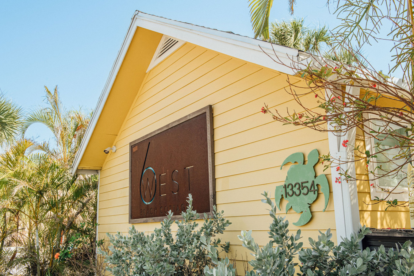 King Bed, Step to Madeira Beach, Heated Pool, Private - Madeira Beach