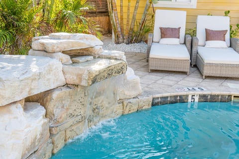 King Bed, Step to Madeira Beach, Heated Pool, Private