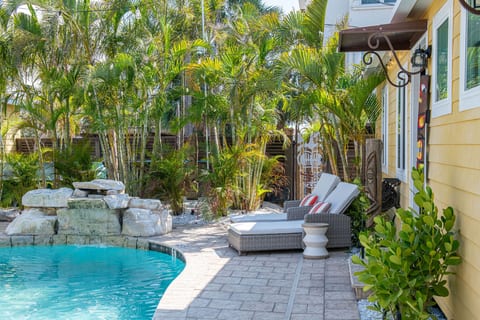 King Bed, Step to Madeira Beach, Heated Pool, Private