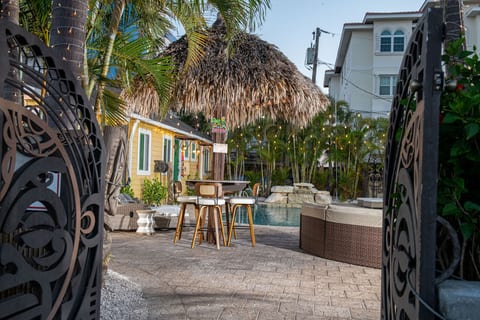 King Bed-Step to Madeira Beach-Heated Pool-Private