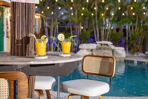 King Bed-Step to Madeira Beach-Heated Pool-Private