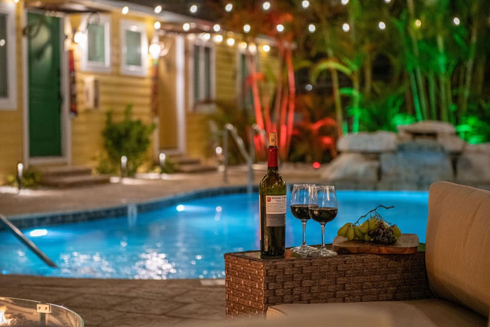 King Bed-Step to Madeira Beach-Heated Pool-Private - Madeira Beach