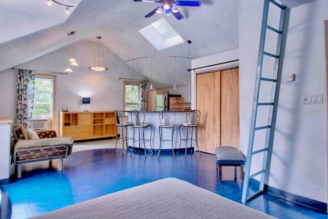 UNIQUE! Carriage House in Historic Congress Park