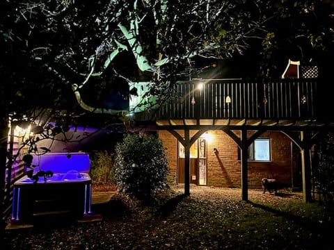 Treetops studio/treehouse, hot tub, WiFi, Smart TV