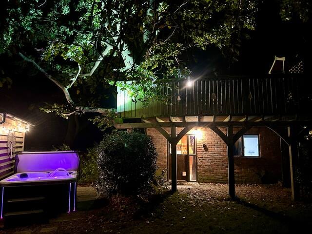 Treetops studio/treehouse, hot tub, WiFi, Smart TV - Hailsham