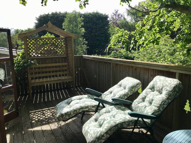 Treetops studio/treehouse, hot tub, WiFi, Smart TV