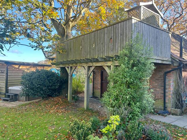 Treetops studio/treehouse, hot tub, WiFi, Smart TV
