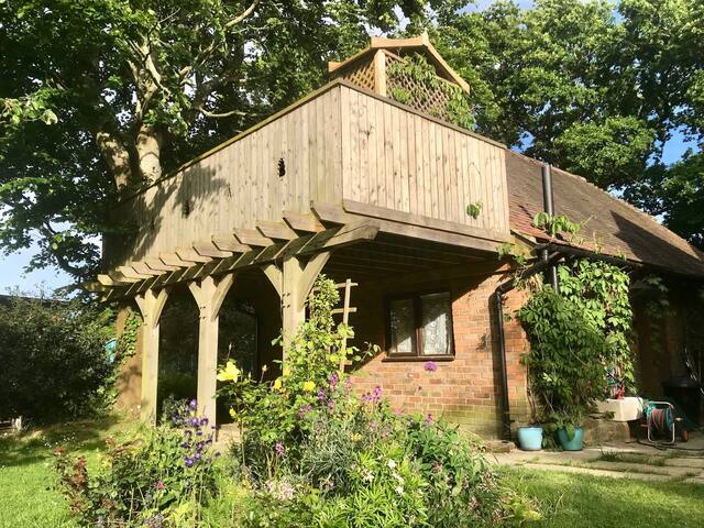 Treetops studio/treehouse, hot tub, WiFi, Smart TV