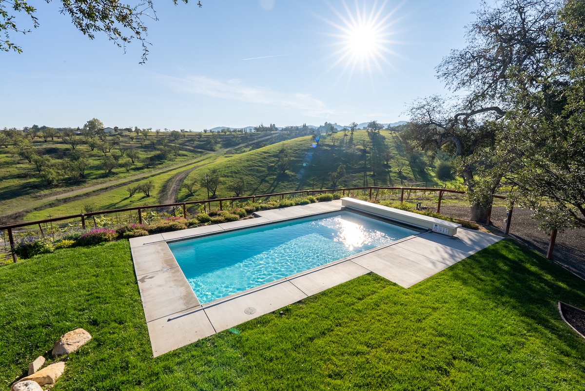 Holiday Wine Country Villa, Heated Pool & Views image 1